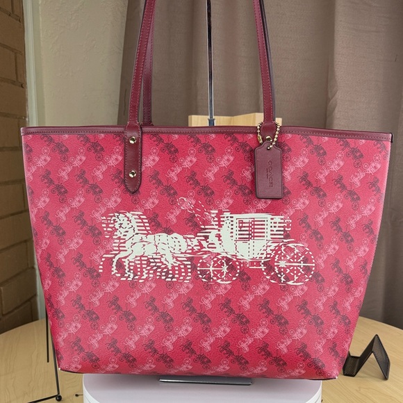 💥COACH - Reversible City Tote With Horse and Carriage Print - 81U362